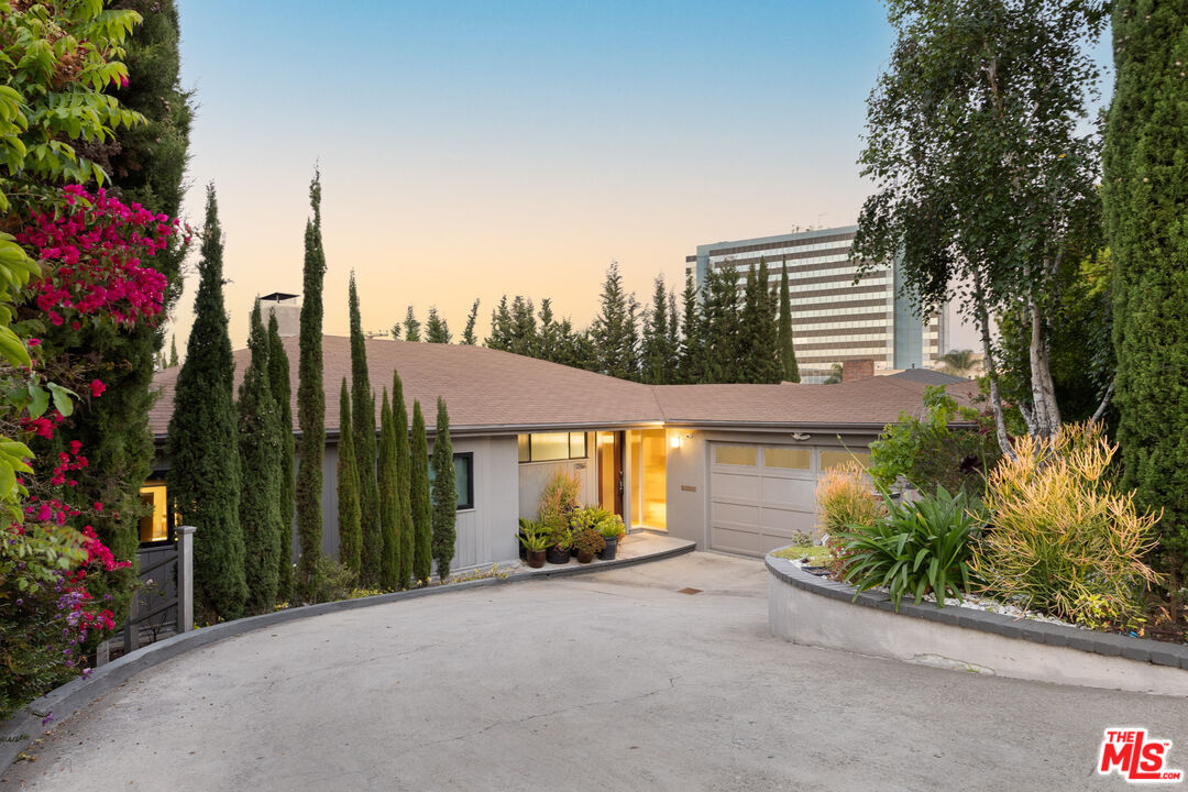 A Serly Andrias listing at sunset