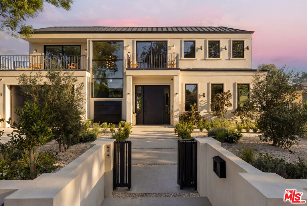 A Serly Andrias listing at twilight