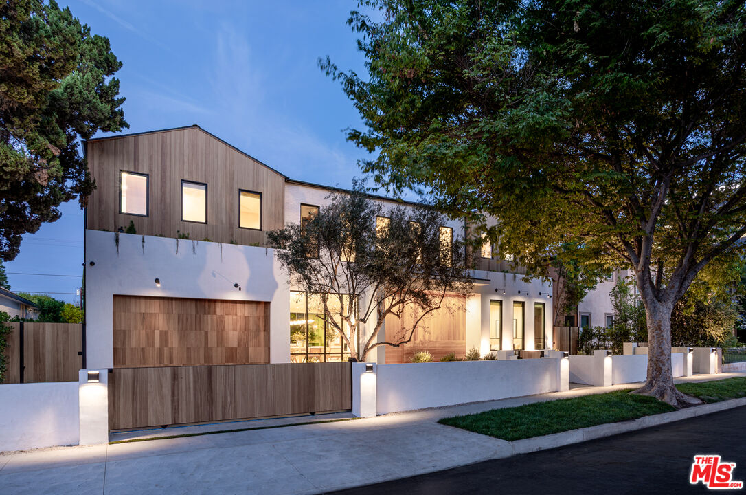 A Serly Andrias listing at dusk